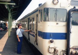 신이이즈카역에서 고토지선 열차의 태블릿을 주고받는 모습 (1994년)