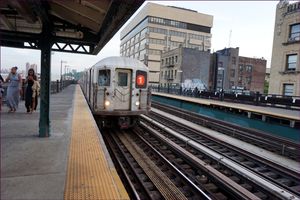 북쪽 방향 1호선 열차가 역으로 진입