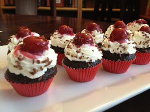 블랙 포레스트 케이크를 기반으로 한 개별 컵케이크