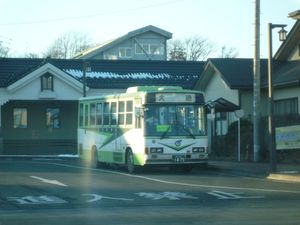 역 구내에서 발차를 기다리는 "오오사코 - 이시도리야 선"