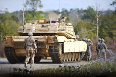 ABOLC 장교들이 포트 베닝에서 실사격 훈련을 위해 M1A2를 준비하고 있다.