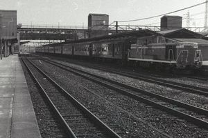 이와쿠니역에 정차한 오전의 이와토쿠선 객차 열차 도쿠야마행. 기관차는 DE10 1053.(1976년)