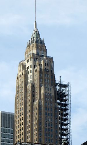 건물의 상단 부분, 각 후퇴부에 있는 작은 테라스가 보임