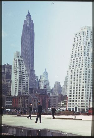 1941년 이스트 강 부두에서 본 70 파인 스트리트(왼쪽 배경)와 기타 구조물