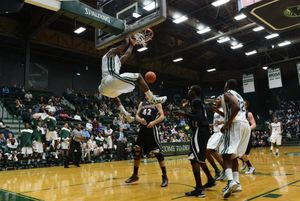 데블린 필드하우스의 애브론 B. 포겔만 아레나에서 열린 남자 농구 경기 모습