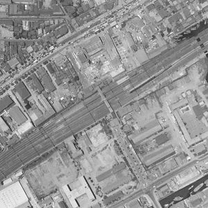 다마치역 주변 흑백 항공 사진(1963년 6월 26일 촬영)국토교통성 국토지리원 [https://mapps.gsi.go.jp/ 지도・항공 사진 열람 서비스]의 항공 사진을 기반으로 제작