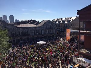 뉴올리언스 재즈 박물관 주최 공개 행사에서 방문객들이 즐거운 시간을 보내고 있다. 배럭스 스트리트 안뜰의 모습.