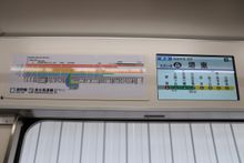 센보쿠선 내에서 노란색 라인 컬러를 표시하는 난카이 전철 차내 안내 (8300계)