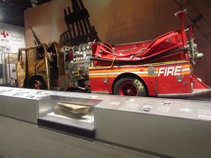 FDNY 9.11 테러 공격으로 파괴된 소방차.