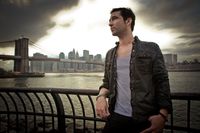 샌디 비는 "Collide"를 프로듀싱했다.