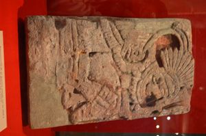 아틀라틀과 다트를 든 톨텍 전사의 부조