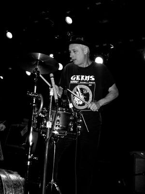 2007년 The Knitters와 함께 공연하는 D. J. Bonebrake