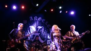 2016년 라이브 모습, 왼쪽부터 존 도, D.J. 본브레이크, 엑신 세르벤카, 빌리 줌