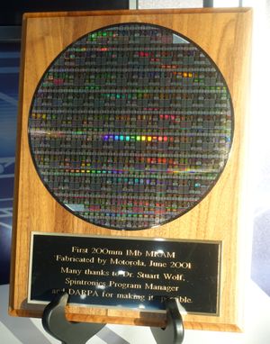 모토로라(Motorola)에서 제작한 최초의 200mm 1&nbsp;Mb MRAM 웨이퍼, 2001년