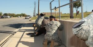 병사 대기 센터에서 총성이 울리자 주변 사람들이 몸을 숨기고 있다.