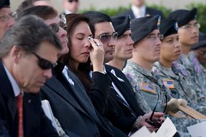 희생자들을 기리는 추도식에 참석한 유가족과 군인들