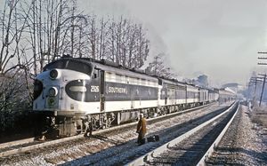 서던 철도의 Southern Crescent가 1971년 1월 21일 피치트리 역에 정차한 모습