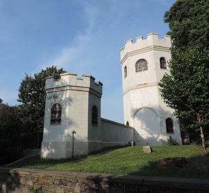 캐슬이 시크릿 가든 입구를 지키고 있다