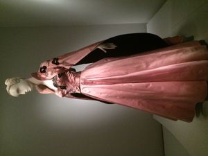 가드너가 맨발의 콘테사에서 입은 폰타나 디자인의 실크 이브닝 앙상블 (브루클린 박물관)