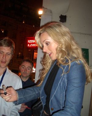 아가씨와 건달들 공연 후 사인을 하고 있는 크라코우스키