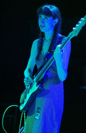 2014년 Porches와 함께 공연하는 그레타 클라인