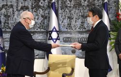 이스라엘 레우벤 리블린(당시 이스라엘 대통령) (왼쪽)에게 신임장을 봉정하는 미즈시마 대사 (2021년)