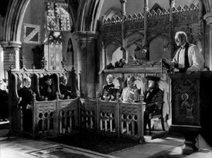 알렉 기네스가 연기한 여섯 배역의 장면(왼쪽에서 두 번째는 최근 과부가 된 에디스로 발레리 홉슨)