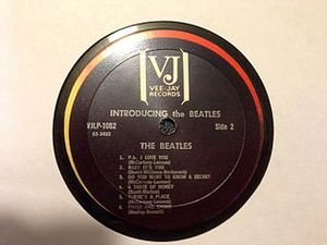 중앙 스핀들 구멍으로 그룹 이름과 앨범 제목이 분리된 위조된 Introducing... The Beatles 라벨