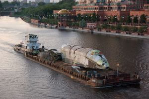 2011년 바지선에 의해 주코프스키 비행장으로 견인되는 2.01호기