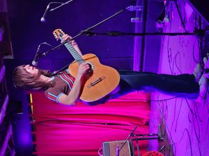 브라이언 다다리오(Brian D'Addario)가 2024년에 클래식 기타를 연주하고 있다.