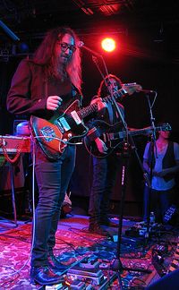 션 레논이 2013년 9월 애스버리 파크, NJ에 있는 The Saint에서 고스트 오브 어 세이버 투스 타이거와 공연하는 모습