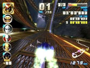 F-Zero GX의 스크린샷, 플레이어의 헤드업 디스플레이와 레이싱 크래프트가 표시됨