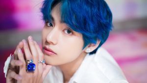 방탄소년단의 멤버 뷔는 〈Blue & Grey〉의 공동 작사와 작곡 및 공동 프로듀싱을 맡았다.