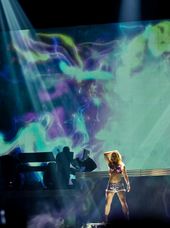 스피어스가 Femme Fatale Tour에서 "Womanizer"를 공연하고 있다.