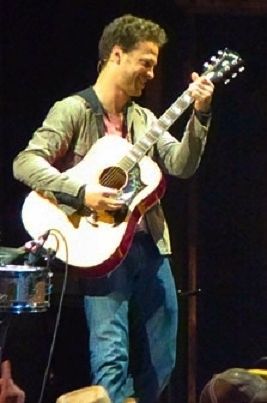 2012년 애틀랜타 하드 록 카페에서 공연하는 과리니