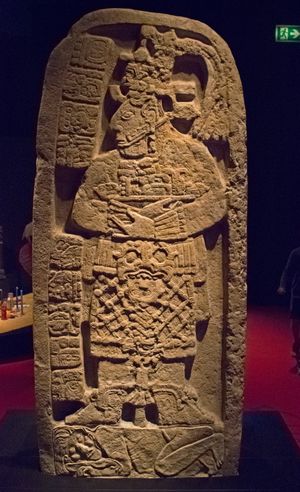 포로를 밟고 있는 여왕을 묘사한 키리과의 석비, ca 653, 과테말라 국립 고고학 민족학 박물관(MUNAE), 과테말라 시티