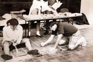 1994년 프레즈노 주립 대학교 학생들이 퀼트 패널을 만들고 있다.