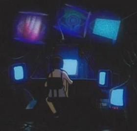 흰색 옷을 입은 어린 소녀가 어둠 속에서 등을 돌리고 앉아 여러 개의 빛나는 컴퓨터 화면에 집중하고 있다.