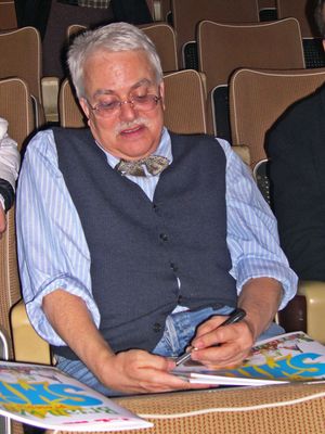 작사가 반 다이크 파크스(2004년 2월 Smile 기념품에 서명하는 모습)