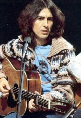 해리슨이 1976년 11월 Saturday Night Live에서 공연하고 있다.