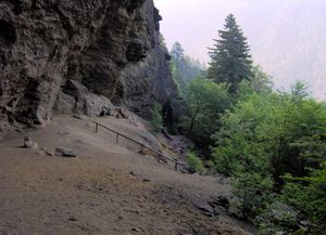 알룸 동굴 절벽