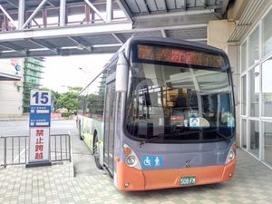 자이커윈 바이관선(자이-바이허/관쯔링 선) Volvo B7RLE 논스텝 버스 508-FM - 자이시 선기 교통 환승 센터 앞 건물, 관쯔링행 15번 버스 정류장