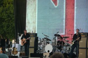 2008년 7월 30일 미국 캘리포니아주 파소 로블레스에서 11 앨범 홍보 투어 중 무대에 오른 애덤스