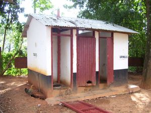 케냐 냔자 주의 학교에서 제대로 관리되지 않는 재래식 변소