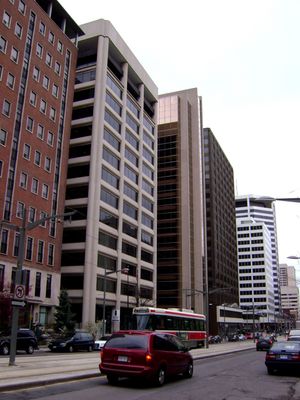 메이플 리프 푸즈의 이전 본사는 세 번째 건물(가운데)에 있었다.