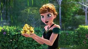 안나가 노래의 오리지널 버전을 부르며 세 마리의 오리를 줍고 있다.