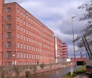 1798년에 증기 동력 방앗간으로 건설된 올드 밀은 앤코츠에 있으며, 맨체스터에서 현존하는 가장 오래된 면화 방앗간이다.