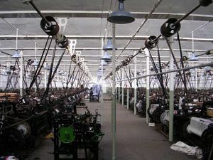 직물 공장, 모든 직기가 천장 샤프트에서 동력을 공급받는 방식을 보여줌