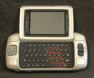 키보드 왼쪽에 D-패드가 있는 T-Mobile Sidekick