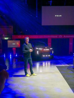 IAA 모빌리티에서 여러 전기 자동차를 강조하는 헨릭 피스커와 함께한 피스커 언론 행사.